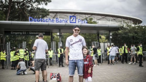 Testspiel der Eintracht vor 10 000 Fans im Stadion