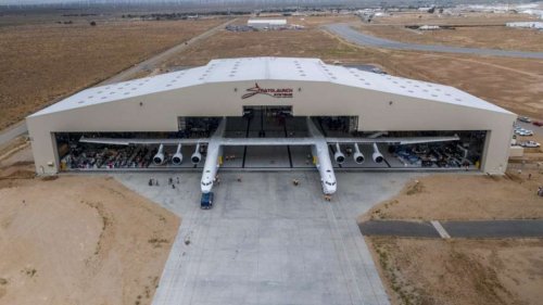 Riesen-Flugzeug hebt ab: Seine Tragflächen sind länger als ein Fußballfeld