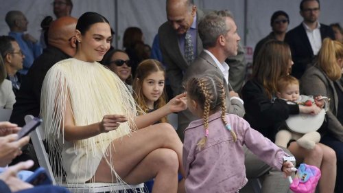„Das ist bizarr“: „Wonder Woman“-Schauspielerin küsst Tochter bei Hollywood-Verleihung auf den Mund
