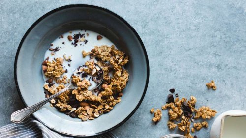 Süßes Frühstück: Schoko-Knuspermüsli mit Nüssen, Haferflocken und dunkler Schokolade