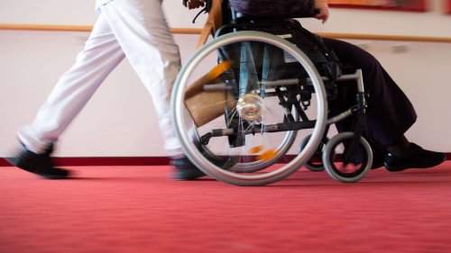 Überraschung bei Pflege-Gehalt: Vor allem eine Berufsgruppe profitiert