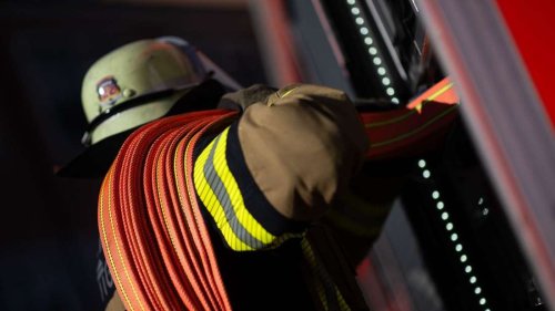 Feuerwehr rettet verletzte Frau aus Wohnung