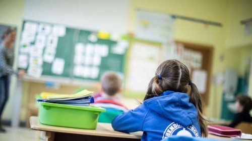 Lehrer teilt Arbeitsblatt aus, welches Schüler völlig ratlos zurücklässt