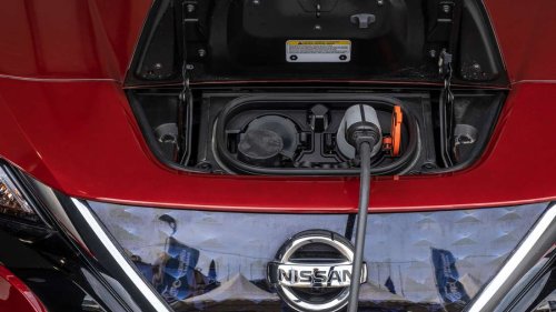 Leihwagen-Kunde ist stinksauer, weil er wiederholt Hybrid mit leerer Batterie bekommt: „Was soll der Scheiß?“
