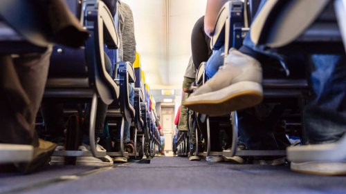 Nicht nur den Sitznachbarn zuliebe: Wer Schuhe im Flugzeug anlässt, schützt sich vor Keimen
