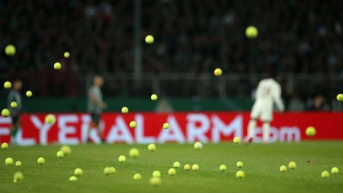 Tennisball-Aktion sorgt für Unterbrechung bei Bayern-Spiel im DFB-Pokal