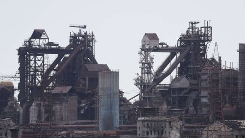 Erste Soldaten verlassen Asow-Stahlwerk in Mariupol