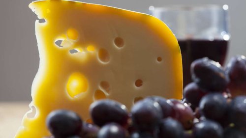Löcher verschwinden aus Käse – ein Land will dagegen vorgehen