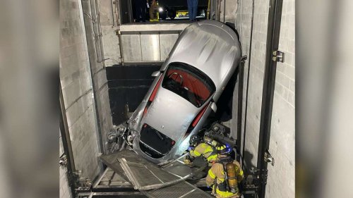 Panne in Luxus-Autohaus: 200.000-Euro-Ferrari fällt aus Fahrzeug-Aufzug