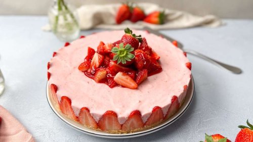Diese Erdbeer-Joghurt-Torte ohne Backen holt den Sommer auf den Teller