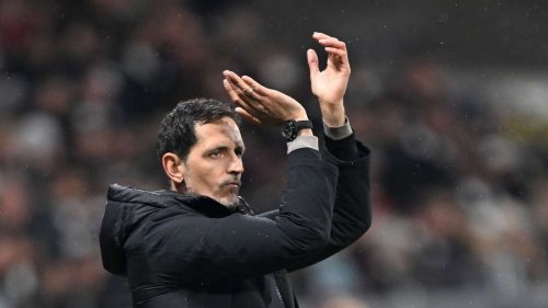 Eintracht-Trainer löst großes Versprechen ein