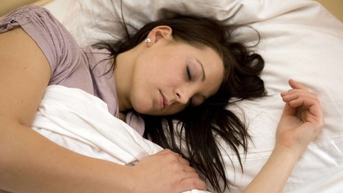 Im Schlaf abnehmen? Wie Sie überschüssige Kilos über Nacht verlieren