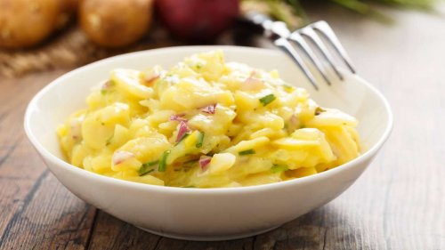 Kennen Sie den 7-Tassen-Salat? Die perfekte Beilage zum Grillen und Genießen