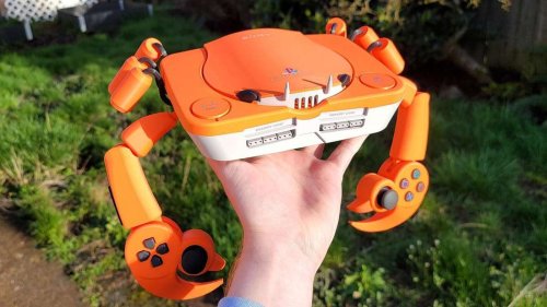 YouTuber baut süße Krabben-PlayStation und wird dafür massiv gefeiert