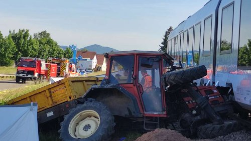 Traktor kollidiert mit Regionalbahn – Traktorfahrer stirbt