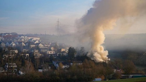 Riesige Rauchwolke sichtbar – Bevölkerung nach schwerem Brand gewarnt