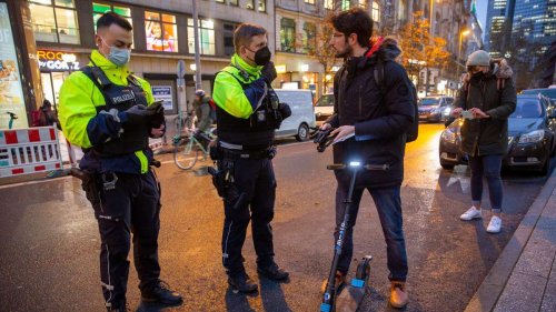 Weihnachtsmarkt in Frankfurt: Polizei kontrolliert E-Scooter-Fahrer auf Alkohol