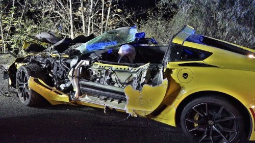 Mann stirbt in Folge eines schweren Unfalls: Corvette unter Leitplanke eingeklemmt