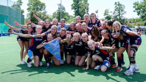 Meisterschale verschwunden: Mannheimer Hockey-Damen feiern Titel mit Wimpel und Gastroteller