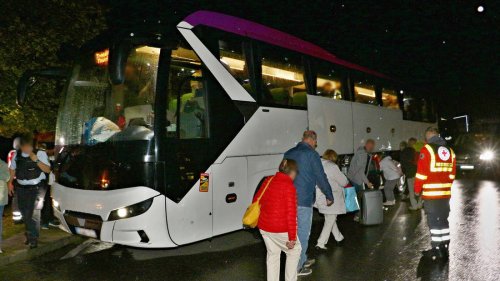 „Einfach abgehauen“: Busfahrer setzt 42 Rentner an der Autobahn aus