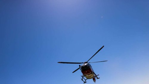 Biker von Auto erfasst – lebensgefährlich verletzt