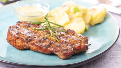 Fleisch schön zart braten mit Natron – der Hausmittel-Tipp funktioniert für jede Fleischart