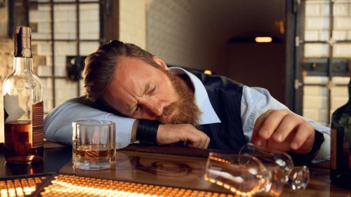 Alkoholsucht: Woran erkennt man, ob jemand trinkt?