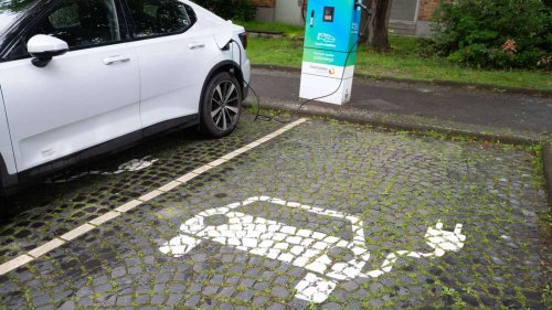 Günstige E-Autos wie in Frankreich: Das kann Friedrich Merz von Emmanuel Macron lernen
