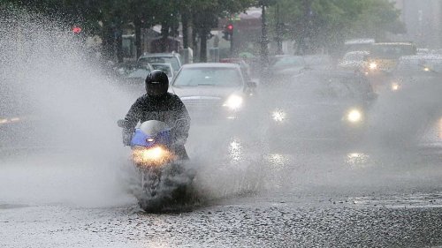 Motorradfahrer im Regen: Warum ein TikToker Autofahrern zur „Adoption“ rät