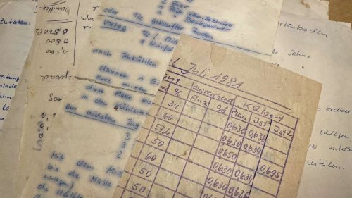 „Wer mag die geschrieben haben?“: Frau findet in Uralt-DDR-Backbuch mysteriöse Notizzettel aus 1981