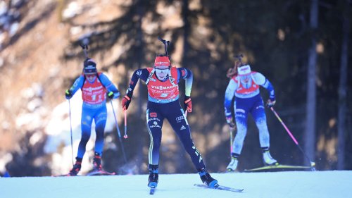 Biathlon jetzt im Liveticker: Deutsche Staffel vorne dabei, Favoriten belauern sich