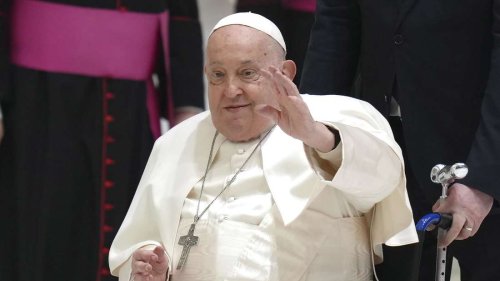 Papst noch immer in Lebensgefahr: Vatikan veröffentlicht erstes Foto seit Einlieferung ins Krankenhaus