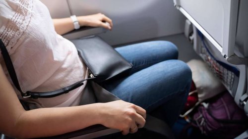 „Nicht alle Helden tragen Umhänge“: Netz ist begeistert über Flugbegleiter, der Frau mit Flugangst beruhigt