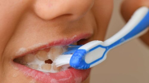 Titandioxid, Blei und Arsen: Bekannte Zahncremes fallen im Test krachend durch