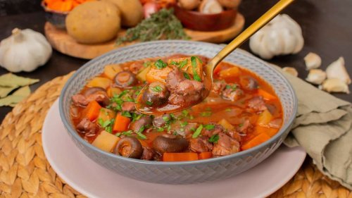 Coq au Vin Eintopf: Herzhaftes Rezept mit Rotwein und Hähnchen