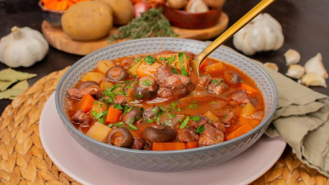 Coq au Vin Eintopf: Würziges Rezept mit Hähnchen und Rotwein