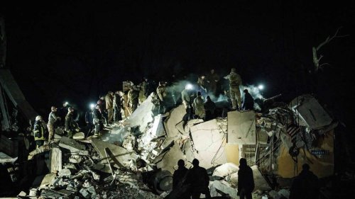 „Unsere tägliche Realität“: Helfer bergen Tote aus zerbombtem Wohnhaus im Donbass