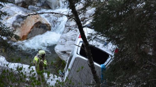Felssturz im Tiroler Zillertal: Auto stürzt in Schlucht – Smartwatch rettet Fahrer das Leben