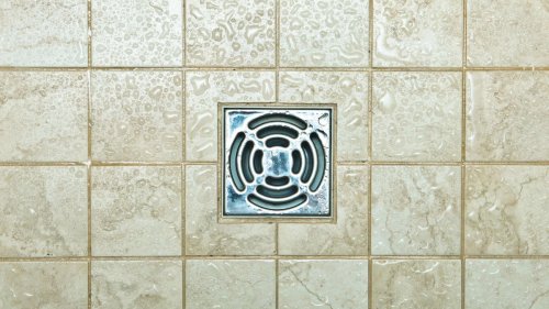 Abfluss in der Dusche müffelt? Zwei Hausmittel bekämpfen die üblen Gerüche