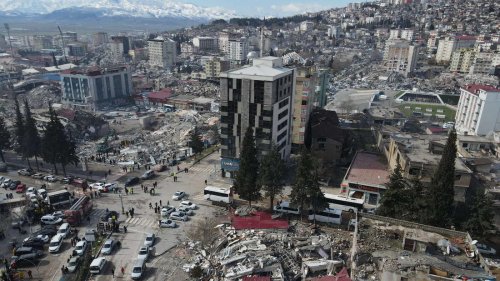 Mehr als 8500 Tote bei Erdbeben in der Türkei und Syrien: Internationale Hilfe wird erschwert