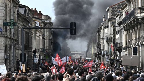 Proteste in Frankreich: Feuer im Rathaus - King Charles sagt Besuch ab