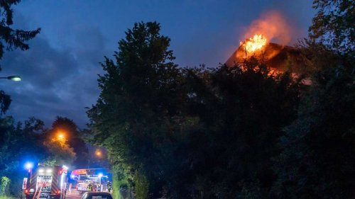 Brand in Wohnanlage in Frankfurt – 130 Feuerwehrleute kämpfen gegen Flammen