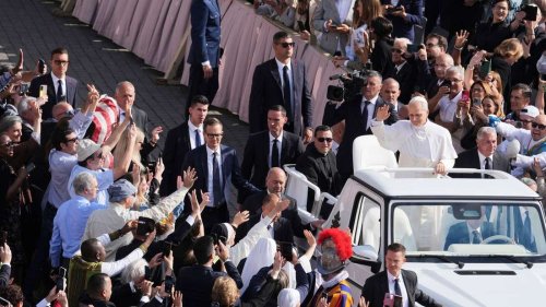 Papst Leo erstmals mit Papamobil auf Petersplatz