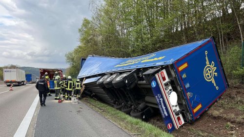 Reifen geplatzt: Sattelzug kippt auf A7 in Graben