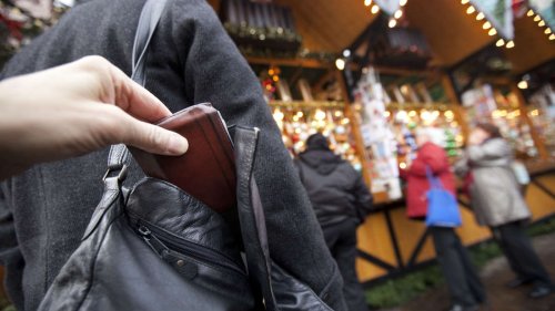 Zettel-Trick und falsches Geld: Christkindlmarkt-Besucher hat gemeinen Plan