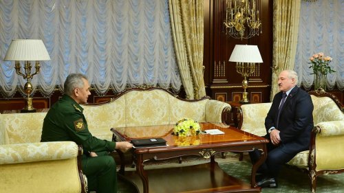 „Ihr und wir wollen keinen Krieg“: Lukaschenko gibt sich mit Schoigu zahm – droht aber mit „Endlos-Operation“