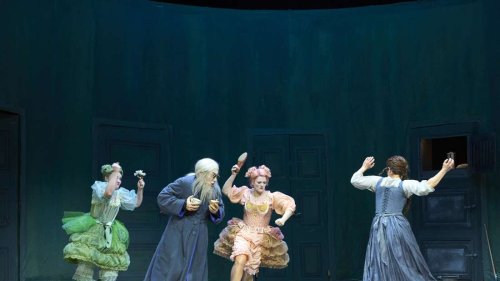 „La Cenerentola“ in Darmstadt – Glanz und Gloria und ein wenig Staub