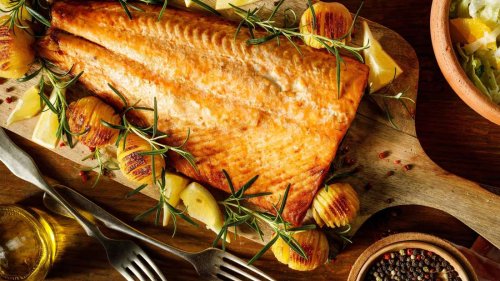 Gebackener Lachs trifft auf goldbraune Kartoffeln und cremigen Zitronen-Dip