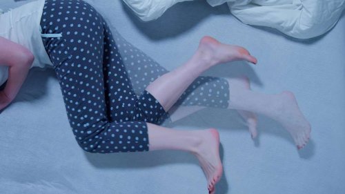 Symptome treten oft im Liegen auf: Restless-Legs-Syndrom kann beide Geschlechter treffen