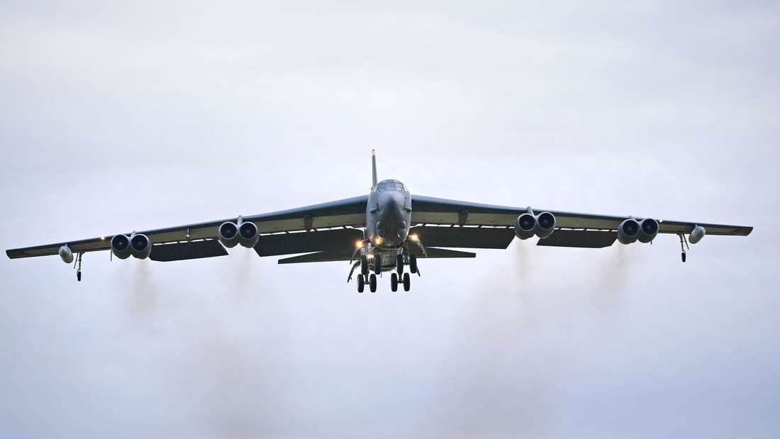 Nato lässt die Muskeln spielen – Bomber werfen scharfe Lenkbomben ab